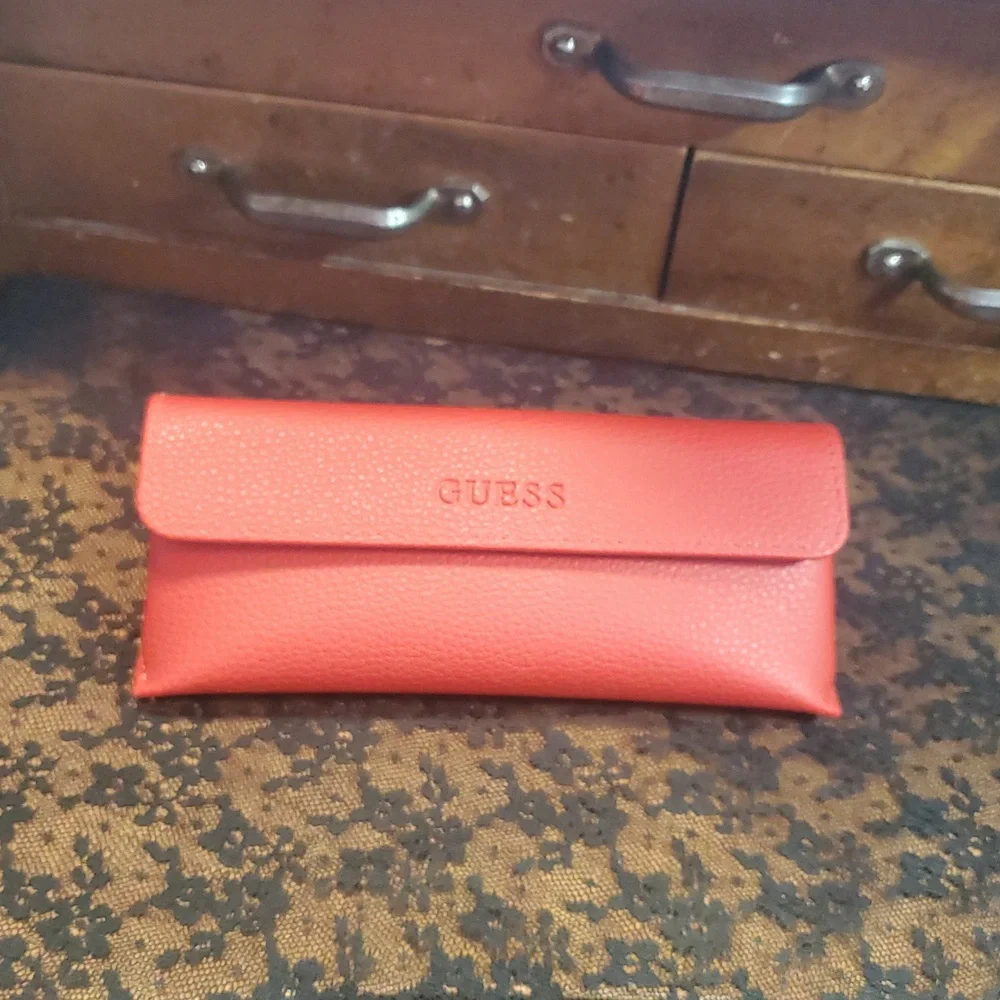 GUESS Red Eyeglass Case & Cleaninf Cloth JO+